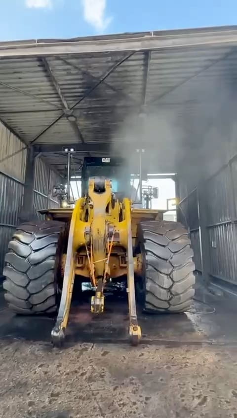 Shovel wordt in de wasplaats met stoom en hogedruk gereinigd