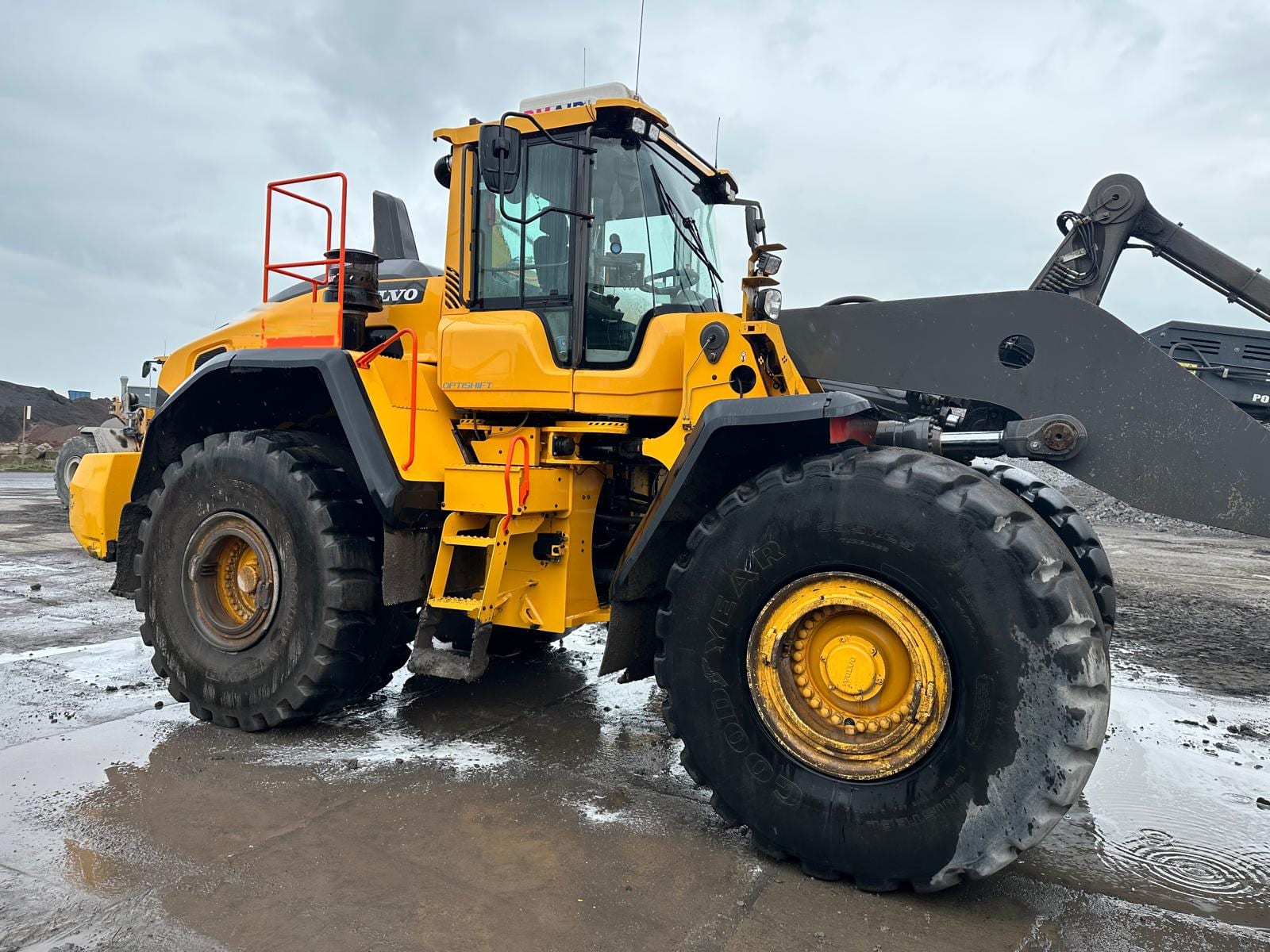 Dezelfde shovel na reiniging door MAD, kalkaanslag verwijderd en lakwerk weer zichtbaar